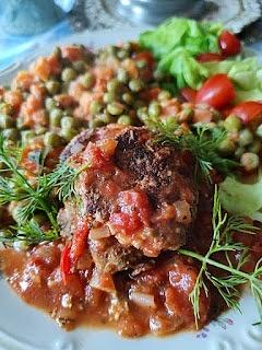 Dietetyczne kotlety mielone w sosie pomidorowym
