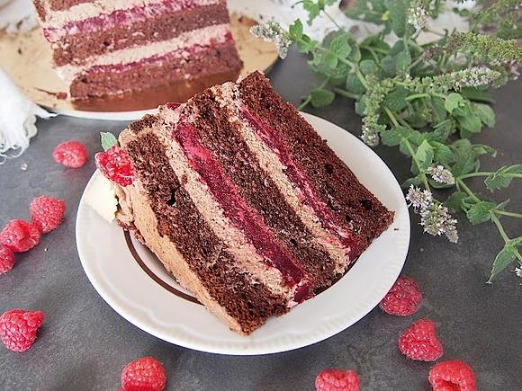 Tort czekoladowy z malinami