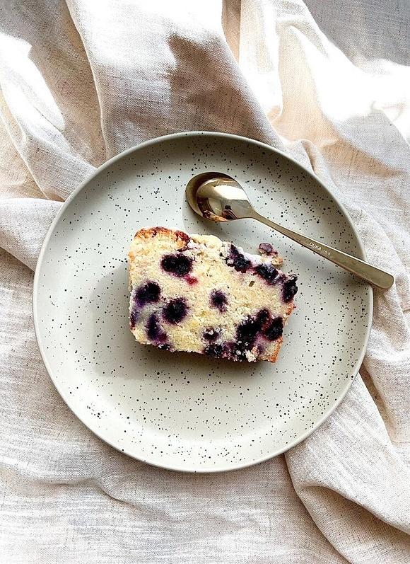 Babka cytrynowa z jagodami i kruszonką
