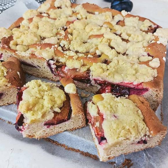 Ciasto drożdżowe ze śliwkami i kruszonką