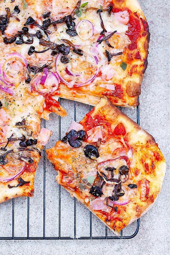 Pizza z leśnymi grzybami