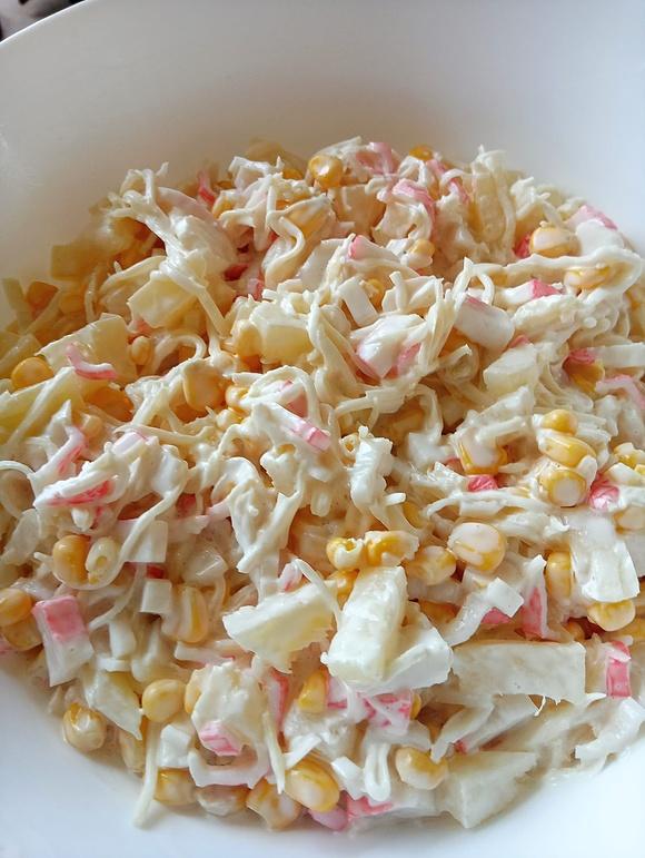 Sałatka z surimi i ananasem