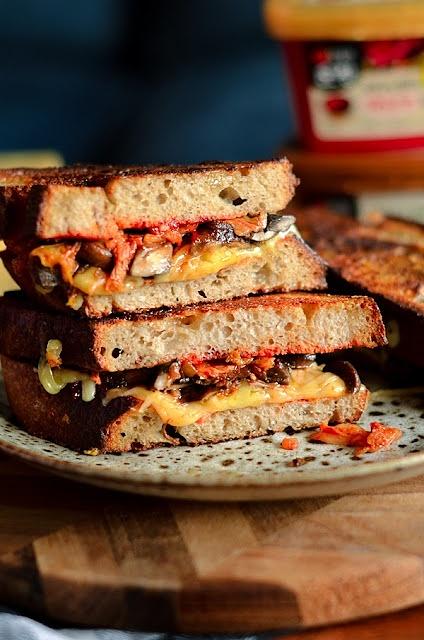 Grillowana kanapka z kimchi, grzybami i serem Gruyère