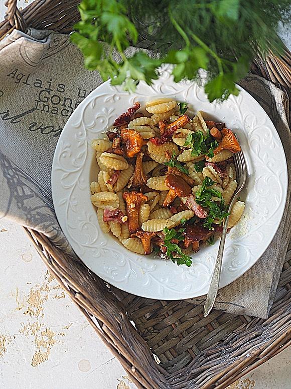 Makaron cavatelli z kurkami, boczkiem i Grana Padano