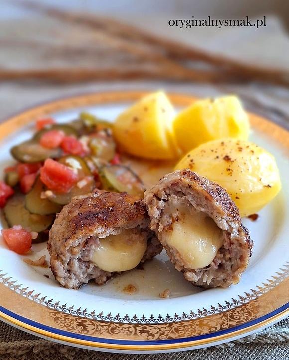 Kotlety mielone z boczkiem i serem faszerowane Gouda