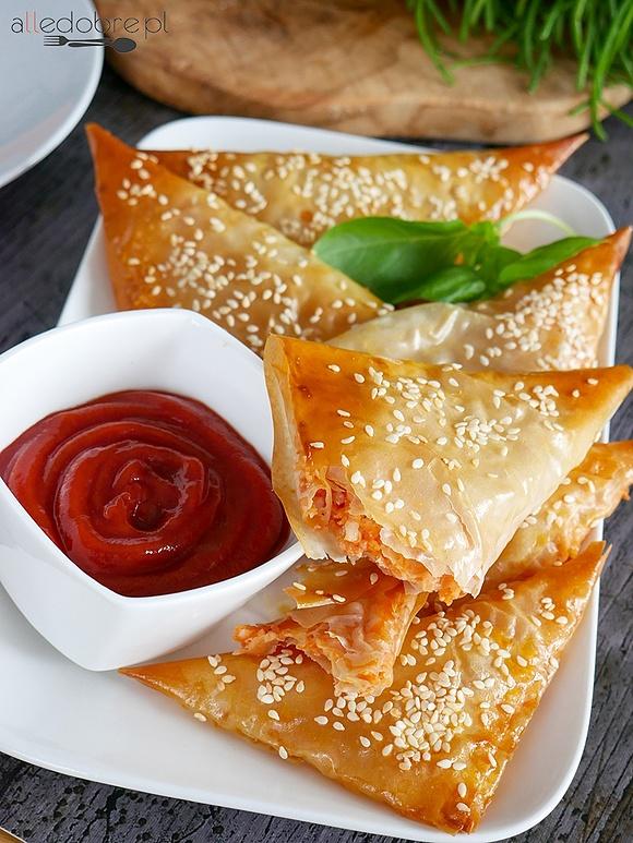 Pierożki z ciasta filo z szynką i serem