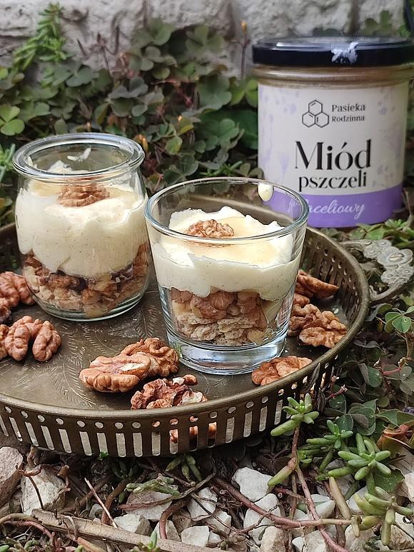 Pyszne tiramisu z miodem i orzechami