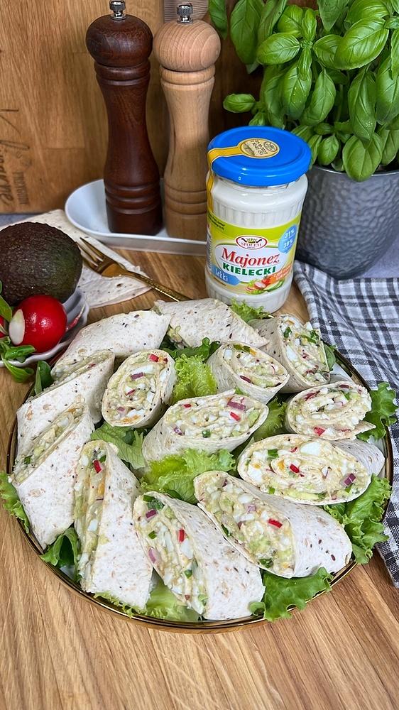 Tortilla z pastą jajeczną i awokado