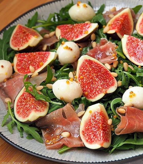 Sałatka z figami, mozzarellą i prosciutto