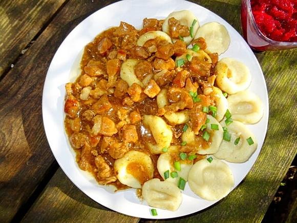 Kluski śląskie z gulaszem piwnym - pomysł na obiad