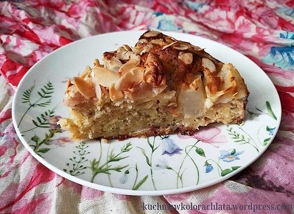 Ciasto bananowe z jabłkami, gruszkami i płatkami migdałowymi
