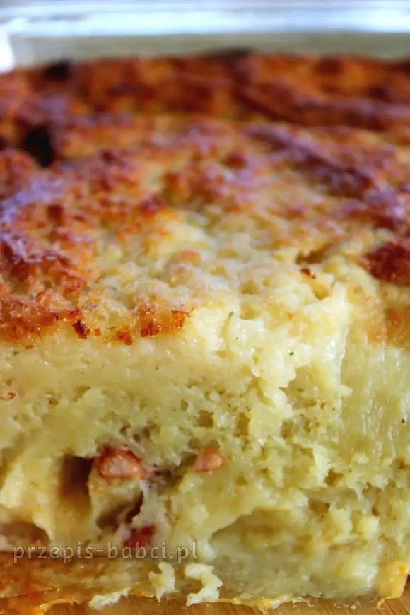 Babka ziemniaczana z kiełbasą boczkiem i cebulą – przepis babci Joli