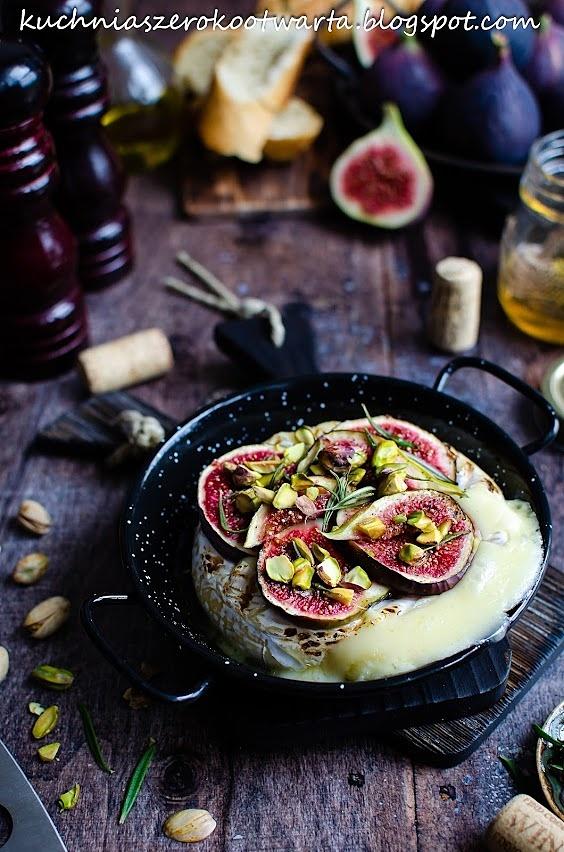 Pieczony camembert z figami i pistacjami