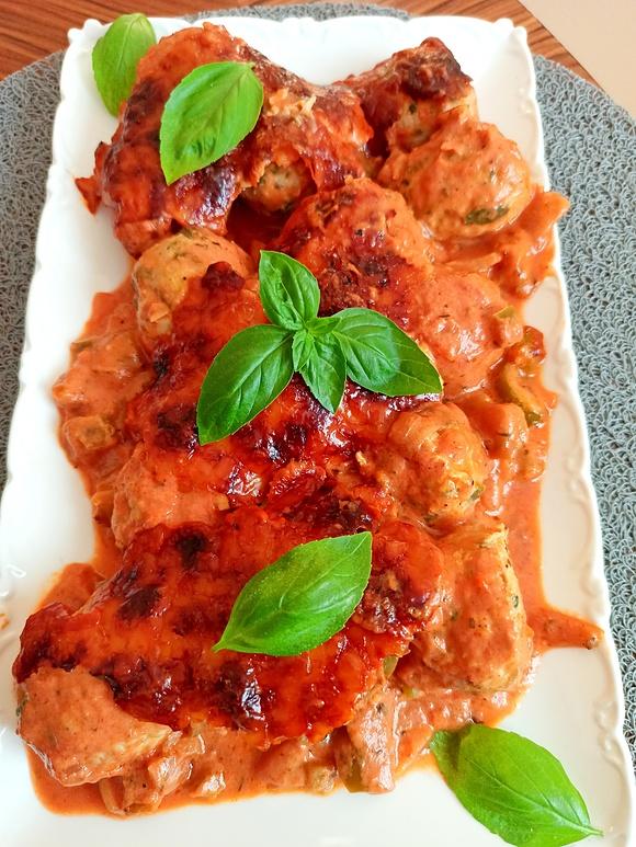 Pulpety ze szpinakiem zapiekane w sosie pomidorowym z mozzarellą