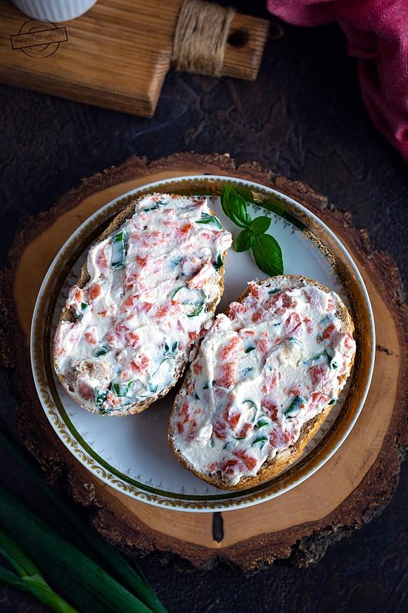 Pasta kanapkowa z wędzonym łososiem