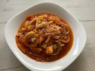 Zupa z kapusty z pomidorami - wegetariańska i szybka