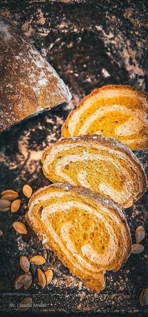 Dwukolorowy chlebek z puree dyniowym i przyprawami korzennymi