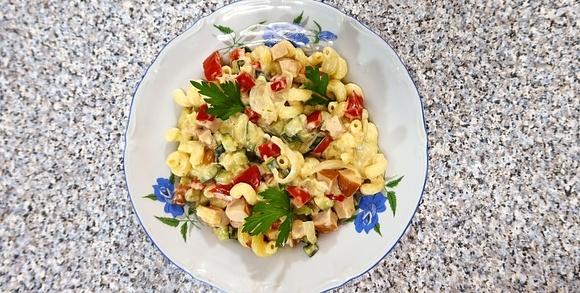 Makaron z wędzonym kurczakiem, cukinią i papryką