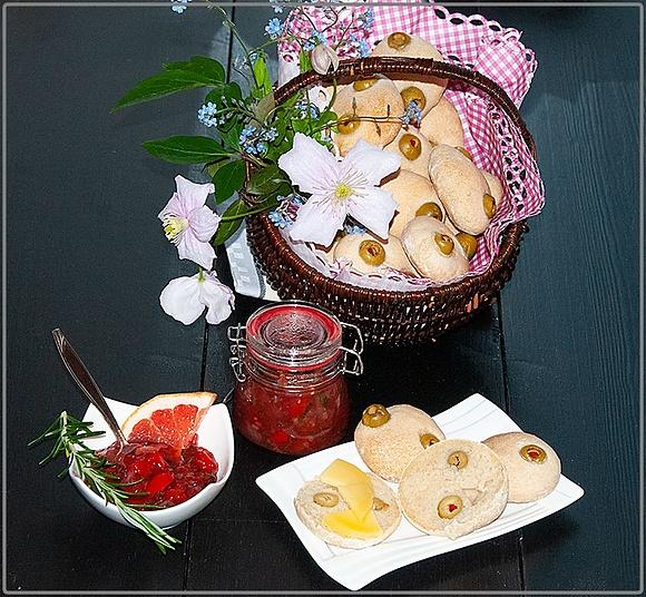 Bułeczki z malinowym, balsamico i pomidorami