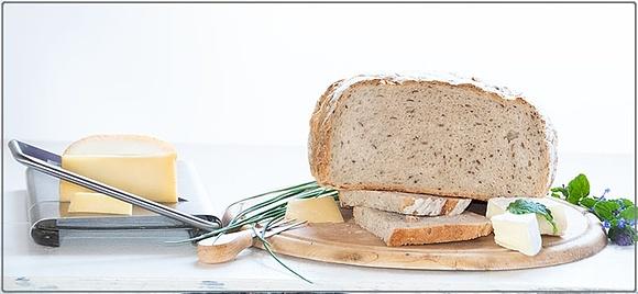 Chleb rodzinny z przyprawami i mieszanką mąk