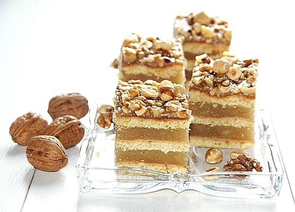 Jabłkowy tort z orzechową polewą