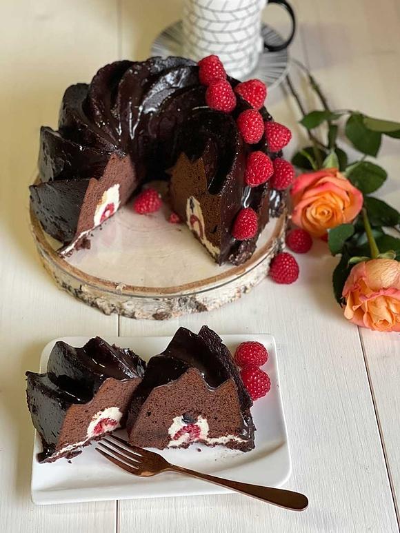 Czekoladowa babka niespodzianka z kremem, bananami i jagodami