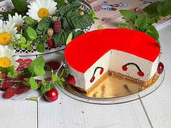 Sernik owocowy raj z bananami i wiśniami