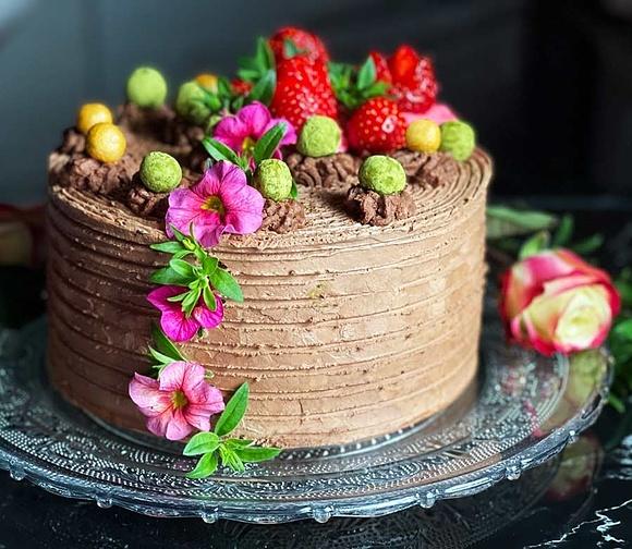 Tort truskawkowy z ganache - przepis na ciasto z kremem i truskawkami