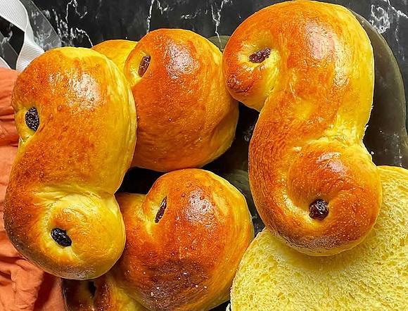 Lussekatter szwedzkie bułeczki z szafranem