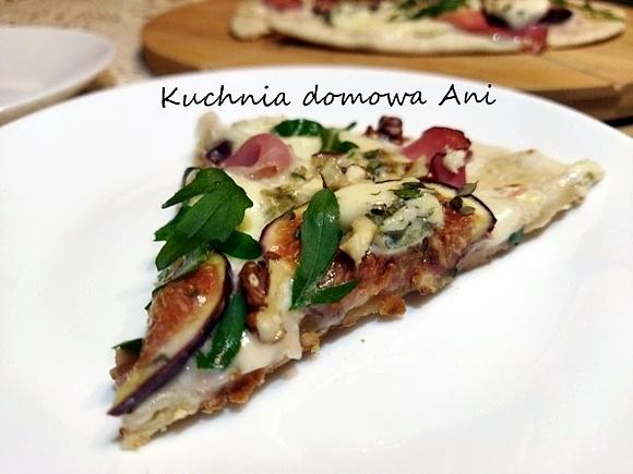 Pizza bianca z figami i serem pleśniowym