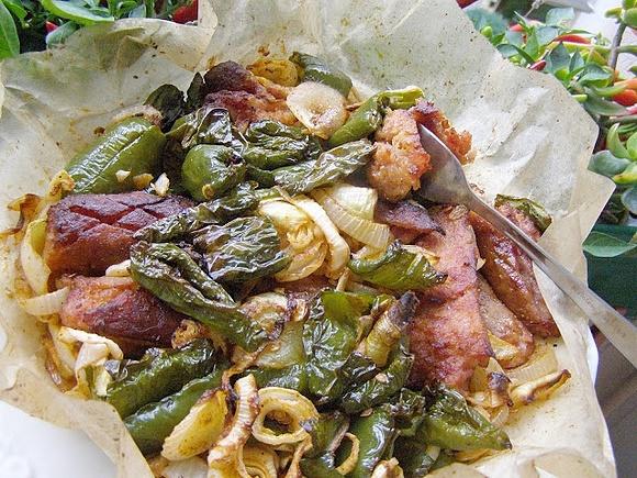 Kiełbasa pieczona z warzywami w airfryer