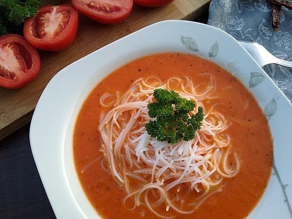Pikantna zupa pomidorowa z mleczkiem kokosowym
