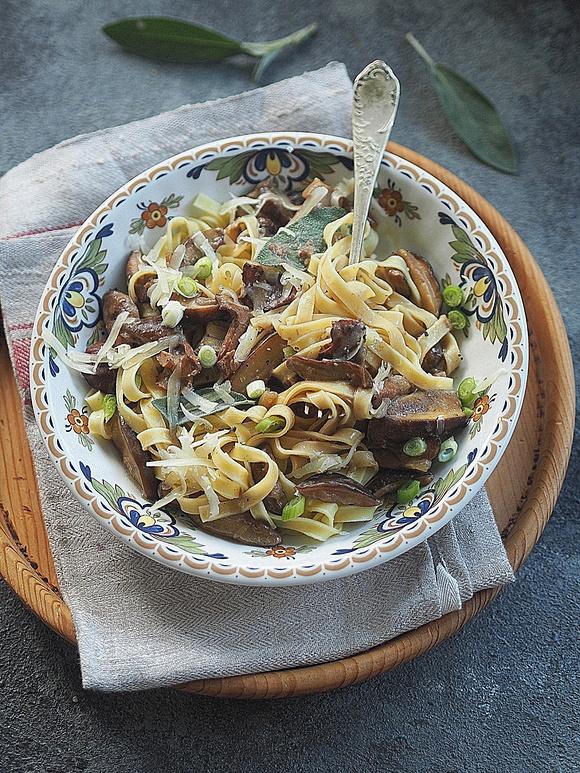 Sos z leśnych grzybów z tagliatelle, szałwią i serem Gruyère