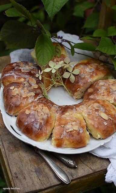 Wieniec z ricottą i jabłkami