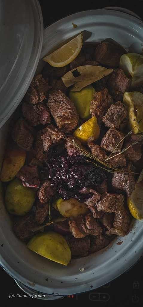 Gulasz wołowy duszony w piekarniku