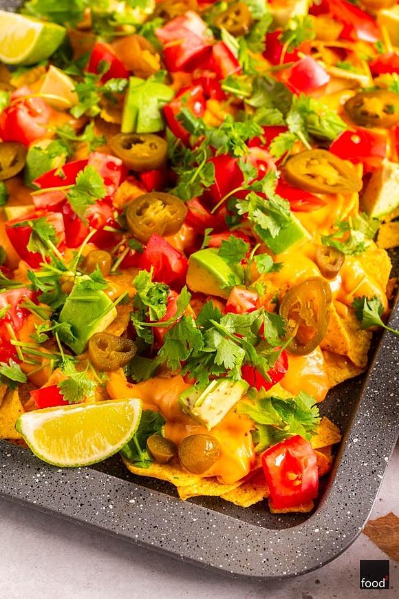 Nachosy z sosem serowym awokado pomidorami jalapeño i kolendrą