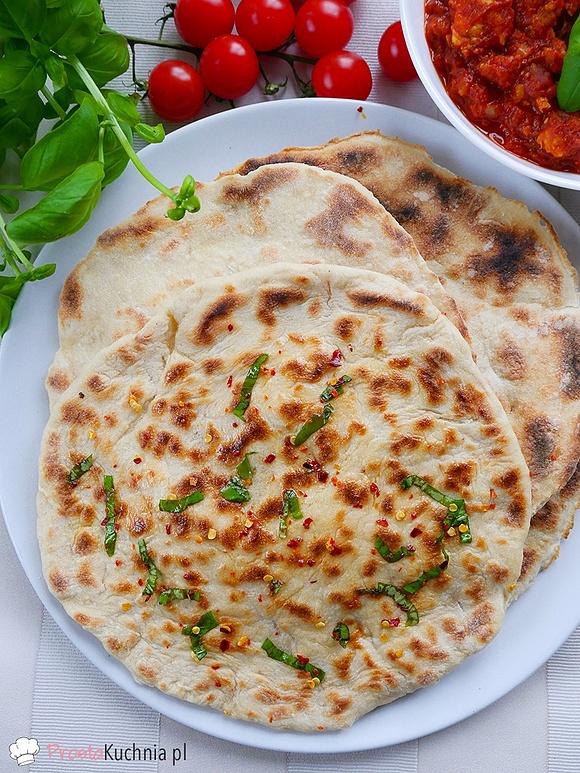 Chlebki naan z patelni