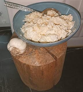 Sałatka z serem żółtym, ananasem i czosnkiem