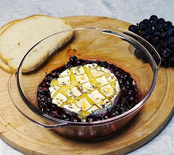 Camembert z winogronami