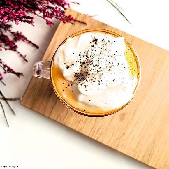 Bombardino - włoski ciepły drink alkoholowy z likieru jajecznego