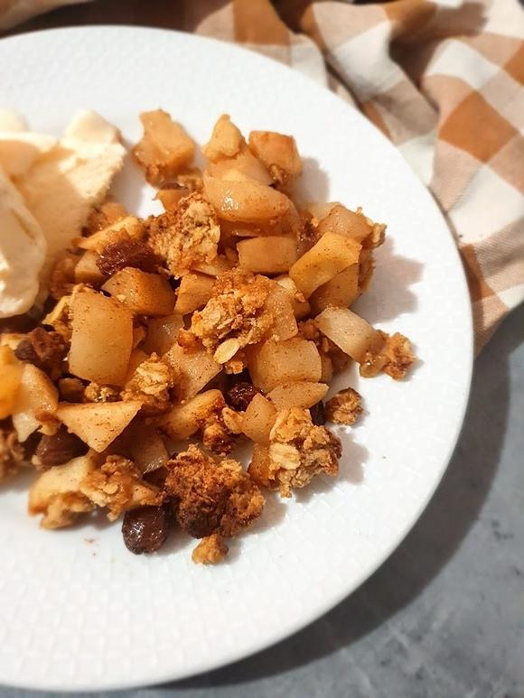Jesienne crumble pod kruszonką z cynamonem – deser na jesień