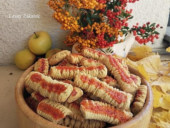 Babcinne ciasteczka z werbeną cytrynową i dżemem z dzikiej róży