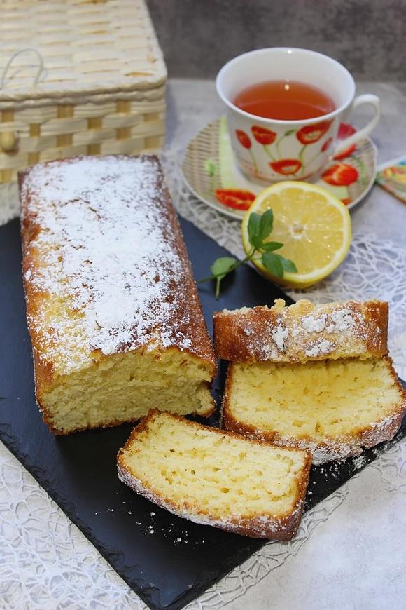 Cytrynowa babka mieszana łyżką