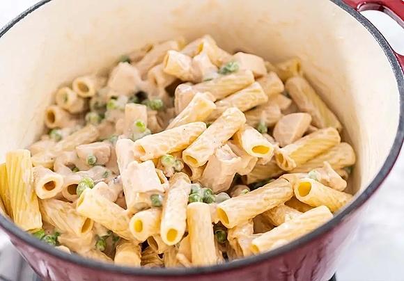 Makaron z kurczakiem i sosem Alfredo