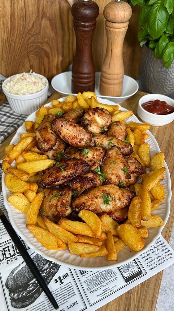 Skrzydełka w marynacie miodowo musztardowej z pieczonymi ziemniakami