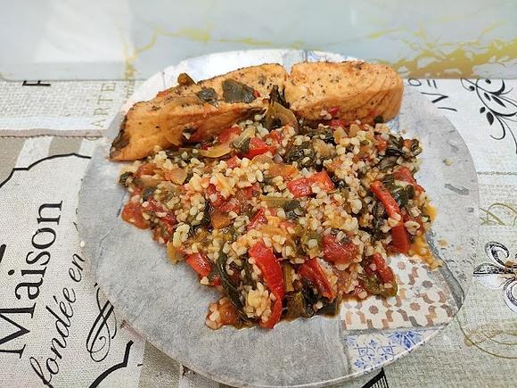 Łosoś z warzywami i kaszą bulgur