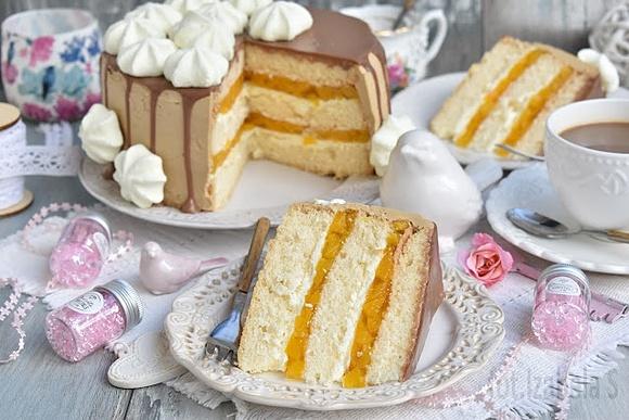 Tort z mascarpone i brzoskwiniami