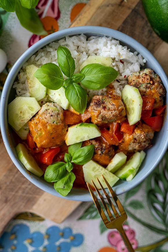 Tajskie klopsiki z kurczaka i cukinii w kokosowym curry