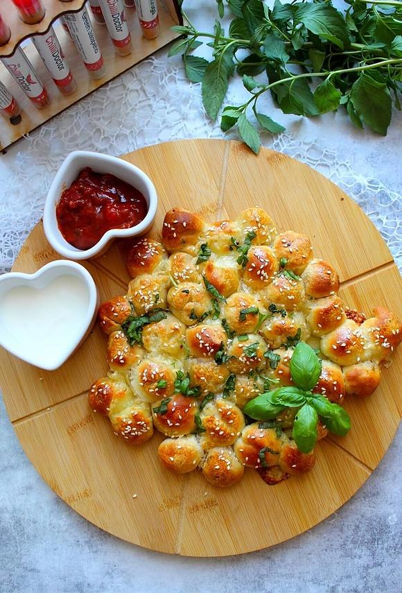 Pizzowe kuleczki z mozzarellą i nutą chilli