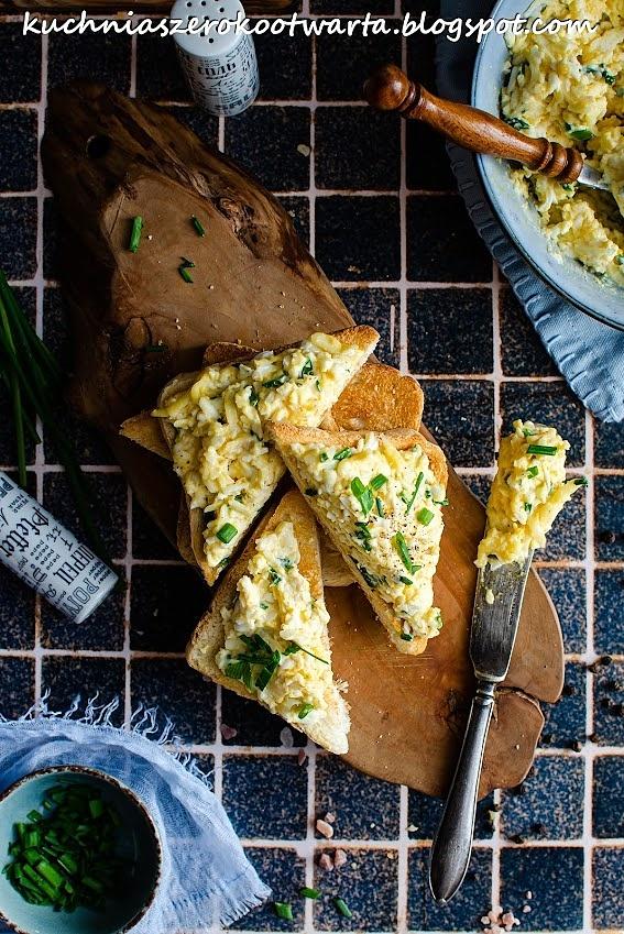 Pasta jajeczna z serem żółtym
